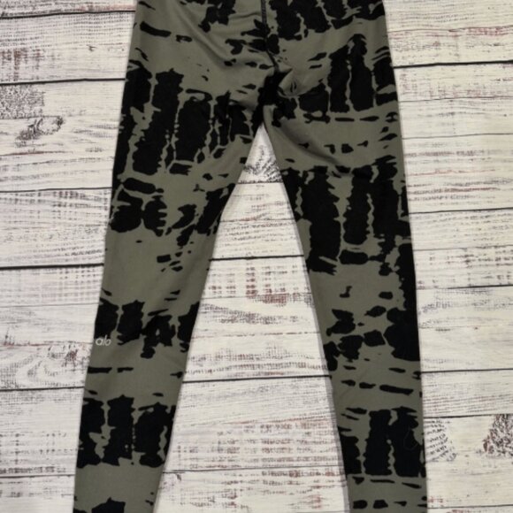Alo Yoga Airbrush Leggings in Tie Dye M excellent condition black gray - Picture 3 of 9